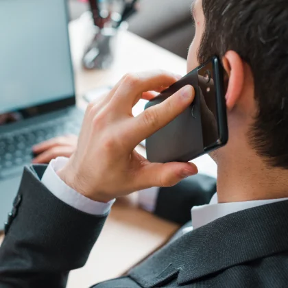 <a href="/kontakt">Kontakt<br />
aufnehmen</a>